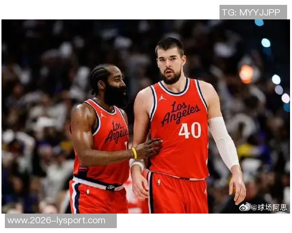 女主持与皮尔斯默契配合皮尔斯直言不想与他人合作播客